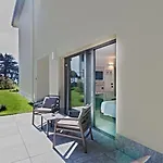 Hotel Domaso מלון 3*