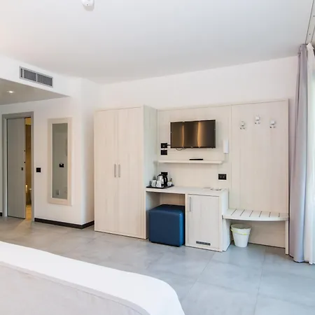 ホテル Hotel Domaso 3*