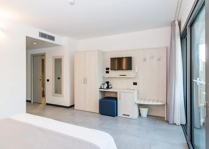 מלון Hotel Domaso 3*